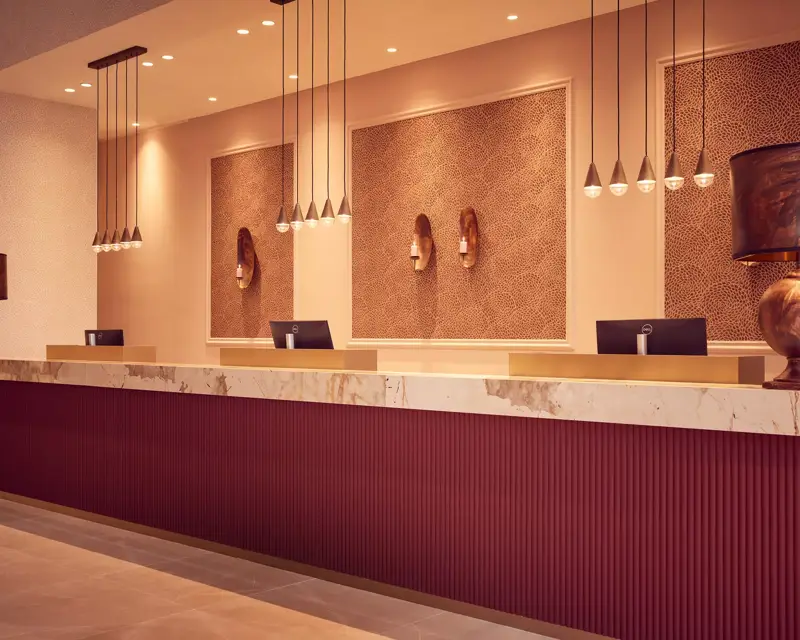 Lobby en receptie van een Van der Valk hotel